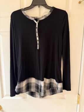 VENUS Black Long-Sleeve Henley Top with Gray Plaid Trim